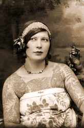 Mujer siendo tatuada por Charles Wagner, c.1905
